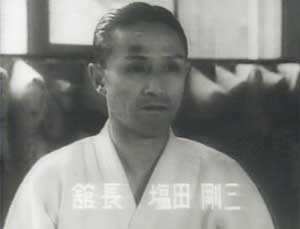 Un an après il devint Uchi deshi (disciple vivant à temps complet chez son maître) pour les 8 prochaines années. Il deviendra très proche de Ueshiba et l'assistera dans ses cours à Osaka et Tokyo. En 1941 Ueshiba, malade de la jaunisse, accepte de présenter une démonstration au