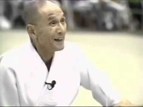 Pour autant, sous ces airs de professeur sérieux se cache en réalité un homme d'une extrême gentillesse et très blagueur.