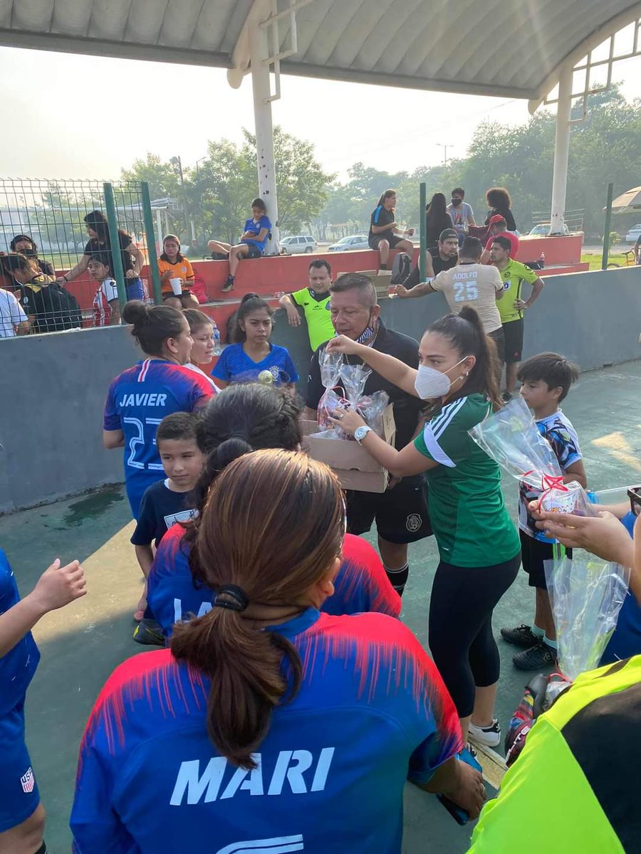 LauHaro's tweet photo. Una época para apoyar a  organizaciones que buscan fomentar buenas causas como el deporte y la educación. Gracias @marisol_story y a la @SocCivil_PRITab por apadrinar a los equipos de fútbol femenil  #Tabasco y hacer de este torneo una #NavidadConCausa 🎄🙏🏻 https://t.co/nnuXUlcEhZ