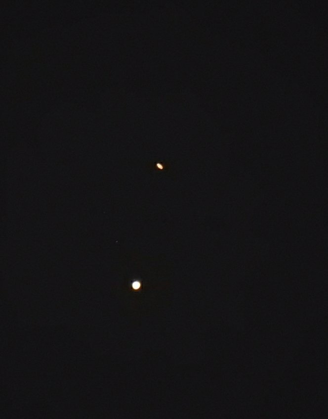 commanbrain's tweet photo. Captured this two planets yesterday 20 dec '20 Jupitar &amp; Saturn .Can you spot the moons of jupitar?? 

Pictures from Nikon p900.

Like &amp; retweet😊🙏

#jupitersaturnconjunction 
#20december2020 
#planetspoting
#planets 

@isro https://t.co/Gdt2IErAMi