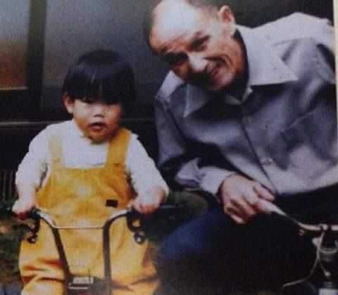 Il s'éteindra le 17 juillet 1994 suite d'une maladie pulmonaire, alors âgé de 78ans.Laissant derrière lui un fils qui suit les traces de son père.