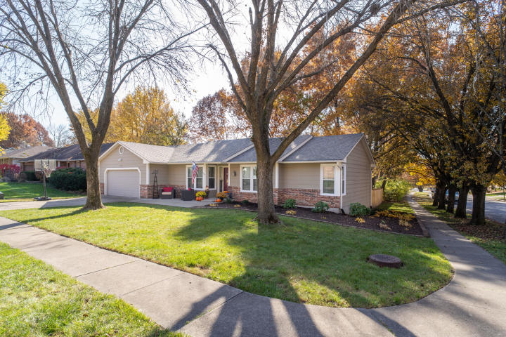 1324 Weaver Dr, Columbia, MO - Just Listed! 
flexmls.com/share/4I0ZW/13…
Great Location and Upgrades you'll love!