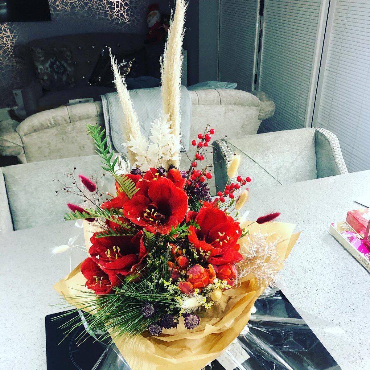kellymariestewa's tweet photo. Thank you soo much to my lovely friend for brightening my day 💞💞 feeling blessed #blessed #love #thankyou #flowers @LSITalent https://t.co/OvZH1kztPL