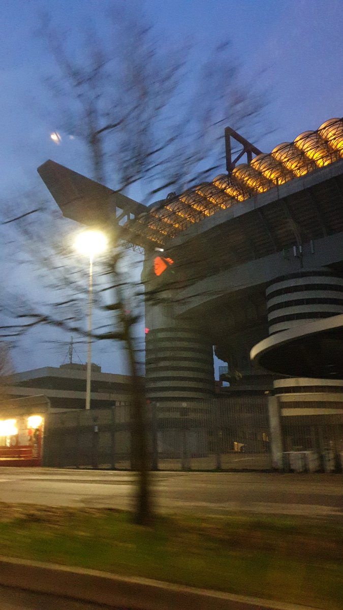 f_t4le's tweet photo. Sei sempre bello... con le tue luci ❤
#sansiro #milano #sansirostadio @ComuneMI #stadiomeazza #milano2020 https://t.co/4qTDFSXn8S