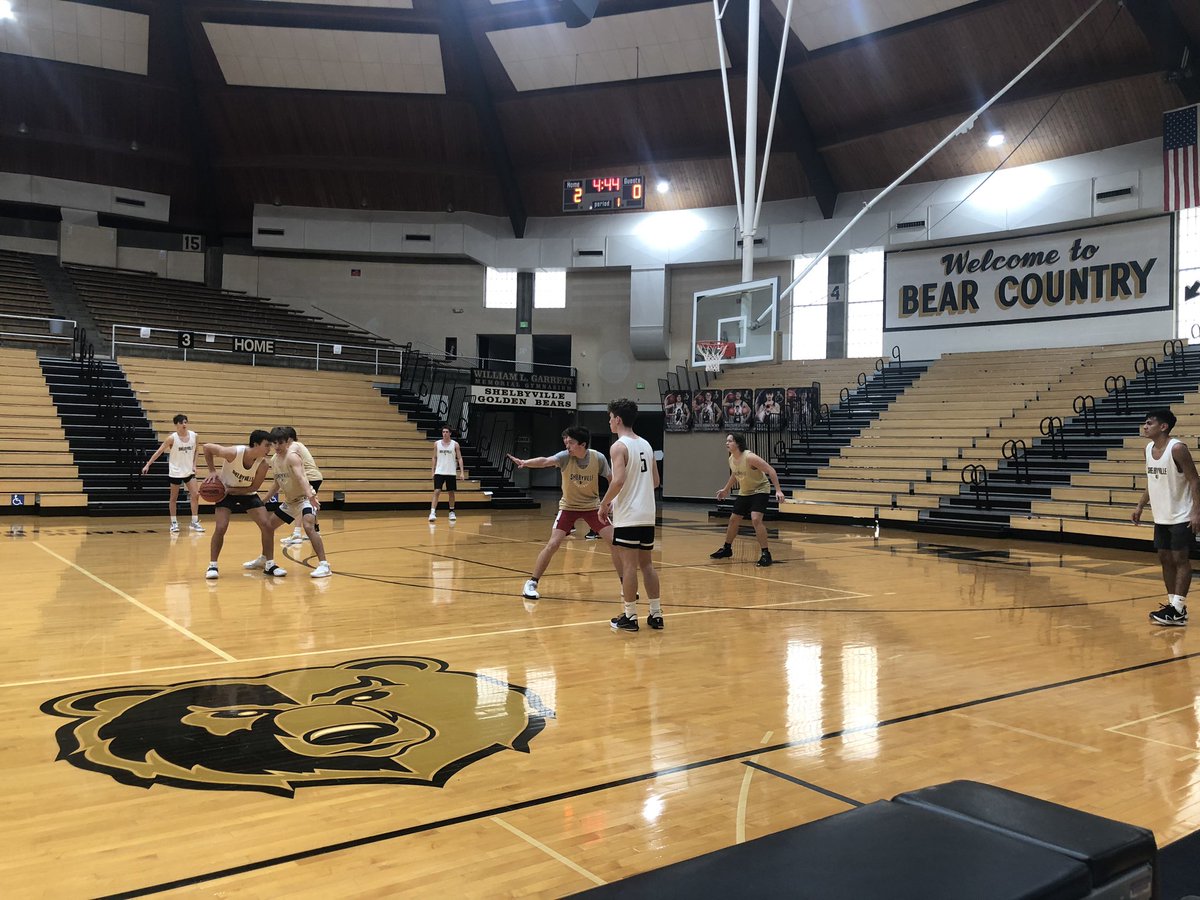 SHSBasketballGB's tweet photo. Felt good to have the boys back in Garrett Gym today! #backtothegrind 

I 👀 that #helpsidedefense @LaytonStieneke2 ❗️❗️ https://t.co/4hrUq8zsQG