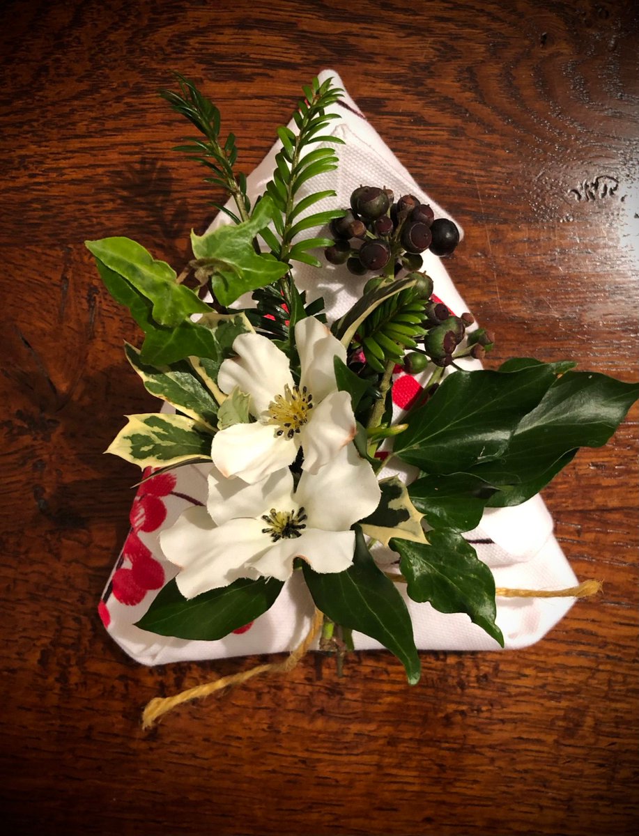 ardingtoncrafts's tweet photo. Ardington's Christmas Craft Club 'set the table' on Tuesday - here's a glimpse at the fresh foliage decorations and Christmas Tree napkin folding....more to follow! #tablecentre #christmastable https://t.co/tiuA0KK3EW
