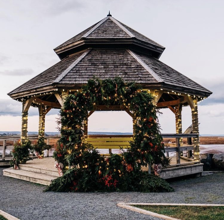 haveitallAV's tweet photo. Have you checked out this wreath in Wolfville? Created by Two Birds One Stone Farm 
There's always something new to discover in the Valley! 

#HaveitAllAV #AnnapolisValley #ExploreNS https://t.co/hq9LQWH0ED