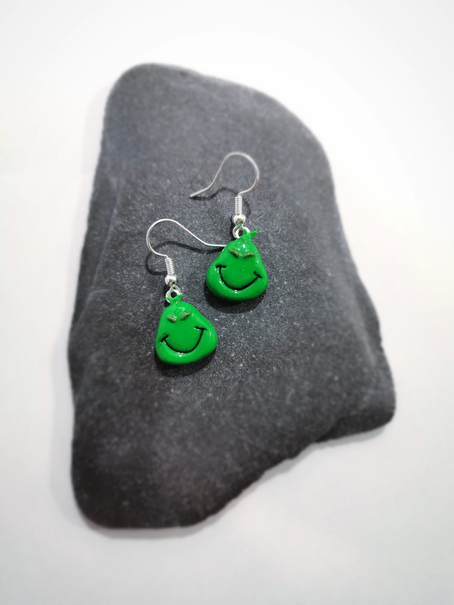 charmagrammer's tweet photo. With recent news, there is only 1 who would be happy with the circumstances! The Grinch earrings in a minimalist style. Only made once so grab them while you can at https://t.co/YR93YX2rLR
#christmas2020 #earringsoftheday #thegrinch  #drseuss #polymerclay #handmade #ShopLocal https://t.co/rgtTWT22Ly