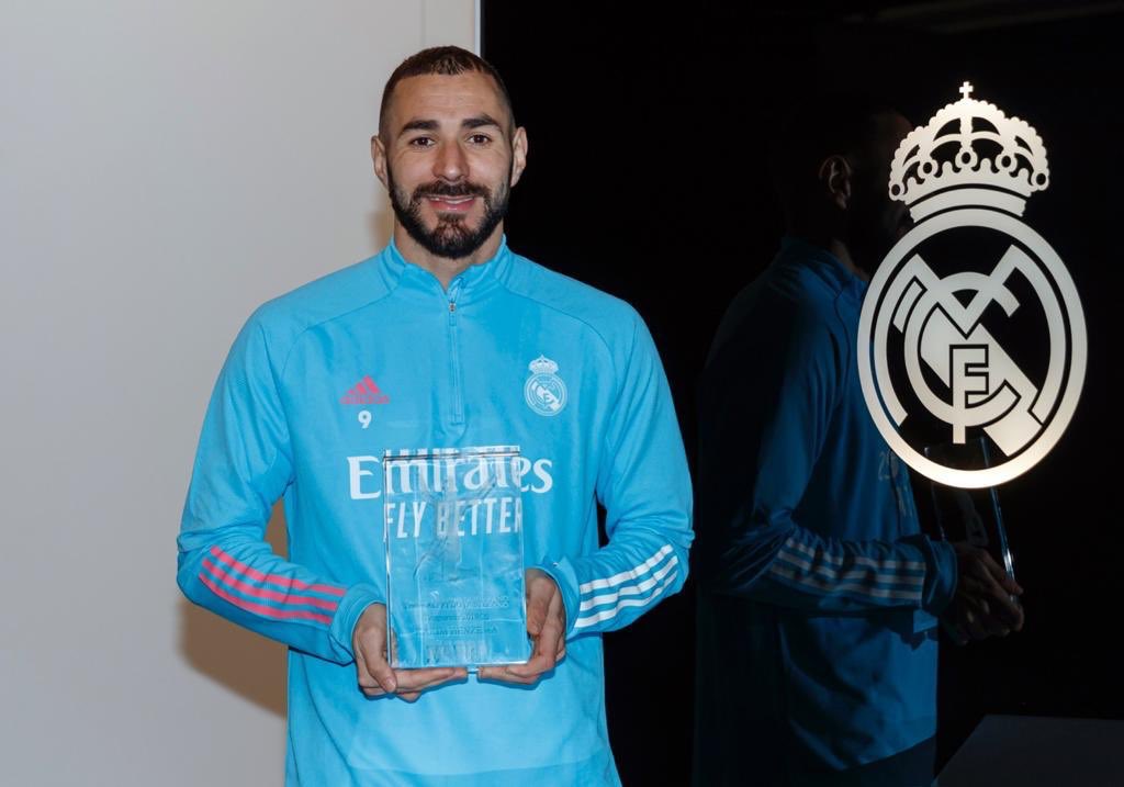 Karim Benzema a reçu son trophée du meilleur joueur de Liga sur la saison 2019/20. 👏 

📸 <a href="/Benzema/">Karim Benzema</a>