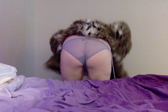 Hey all, I've got a new short masturbation video up, called Pearls and Fur. Here's some stills to tease