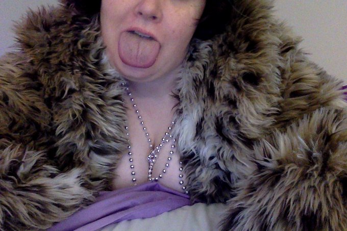 Hey all, I've got a new short masturbation video up, called Pearls and Fur. Here's some stills to tease