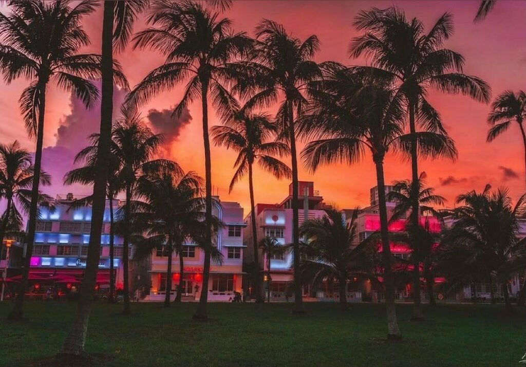 voyagenfrancais's tweet photo. [MIAMI en français] Ciel de feu sur Ocean drive.
.
📸 @gvalberto
.
.
#miamibeach #southbeach #sobe #oceandrive #endlesssummer #underthepalmtrees #caribbeanstyle #lifeatthebeach #livingthedream #instapic #photooftheday #traveler #welivewhereyourevacation #travelblogger #visitu… https://t.co/FPe9RRQCoB