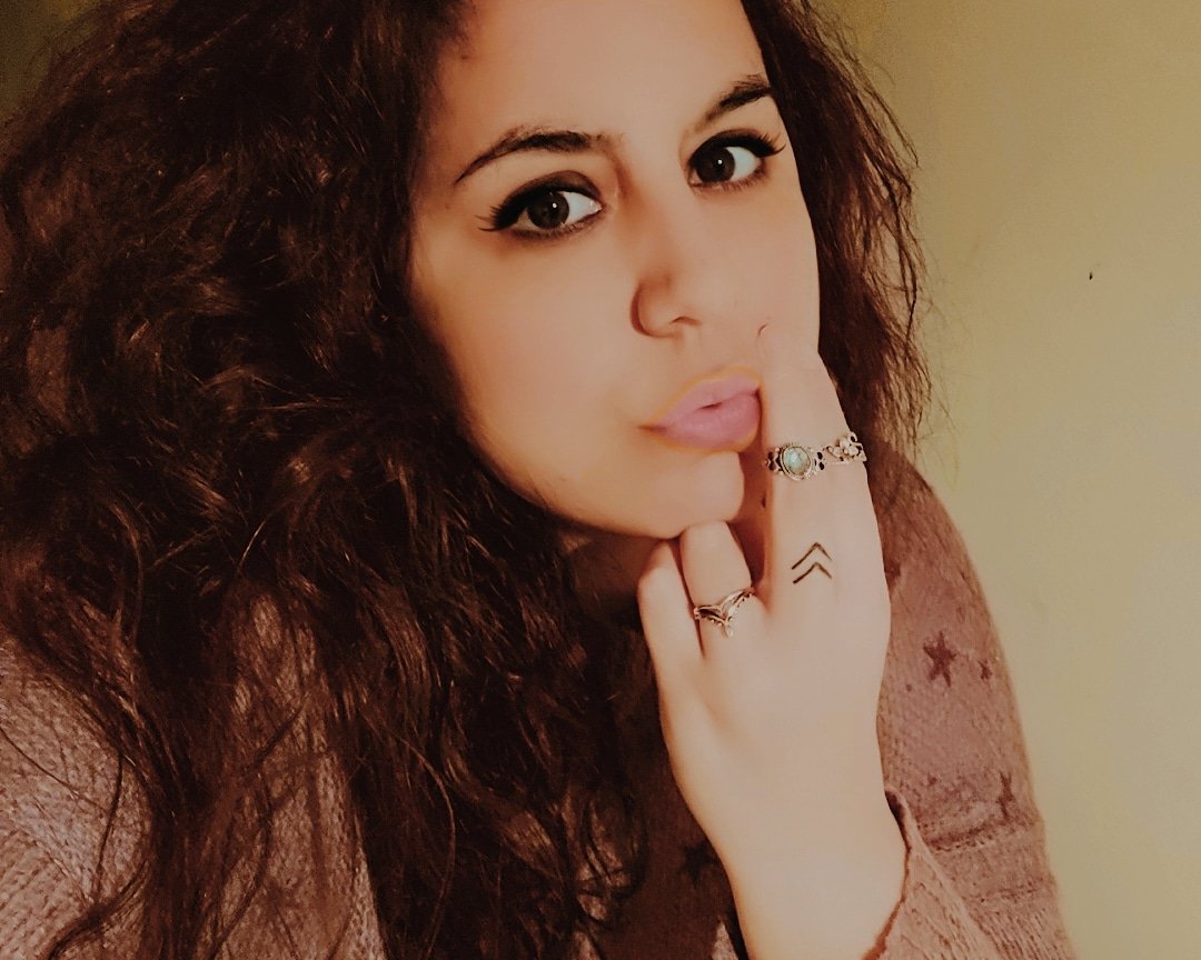 2lorenamolina's tweet photo. Cruje y sufre mi corazón al recordarte como cruje y sufre una rama que se parte de un árbol ⚡ https://t.co/9LiaKwSwIZ
