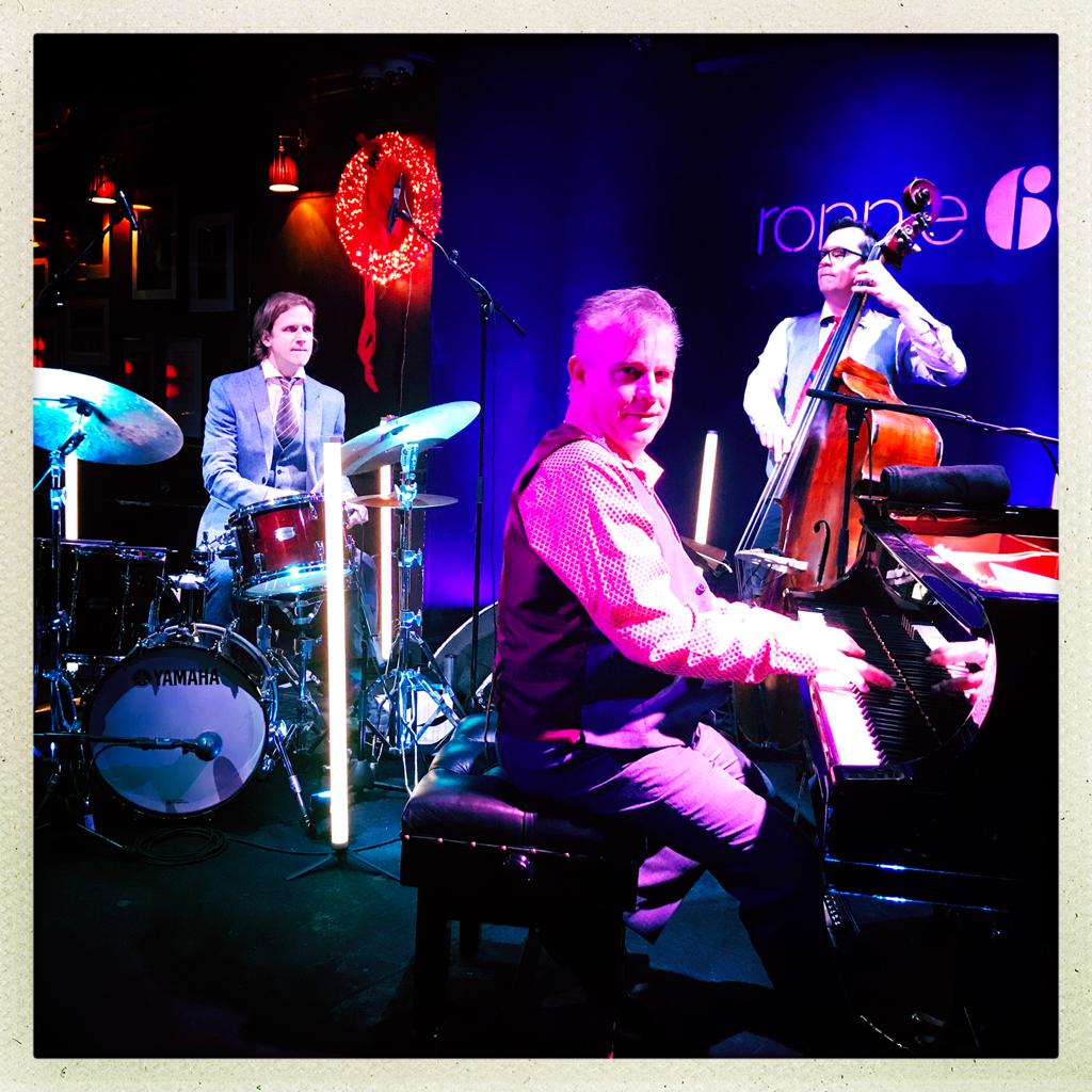 officialronnies's tweet photo. For tonight's #returnsessions our wonderful Artistic Director James Pearson's Trio brings us some swinging Christmas cheer🎄
Tune in at 8pm on Facebook or Youtube https://t.co/XAuIBNWxOt
The stream is free, but please consider donating to the artists here https://t.co/Rk9mzDDR5c https://t.co/ZkdNct55IA