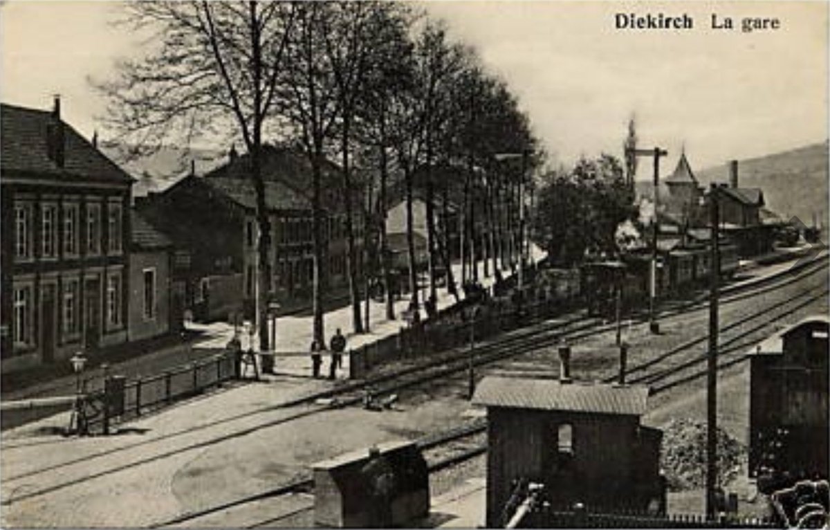 In Diekirch 916VGR, who had endured considerable casualties & lost POWs, garrisoned the town & probed towards the US positions.After receiving virtually no rations until 19th Dec, their men enjoyed the US supplies found. At this stage, some 400 civilians remained, too.3)