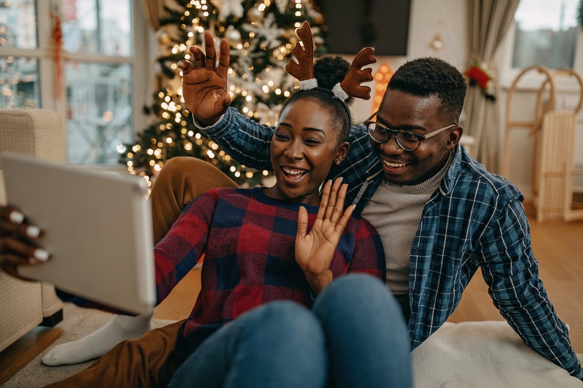 CDCtravel's tweet photo. Travel & gatherings w/family & friends who do not live w/you can increase your chances of getting & spreading #COVID19 & #flu. Postponing travel & celebrating w/the people in your household or virtually w/others is the safest choice this holiday season. https://t.co/BF1qbyjzZk https://t.co/VTGP7wk2de