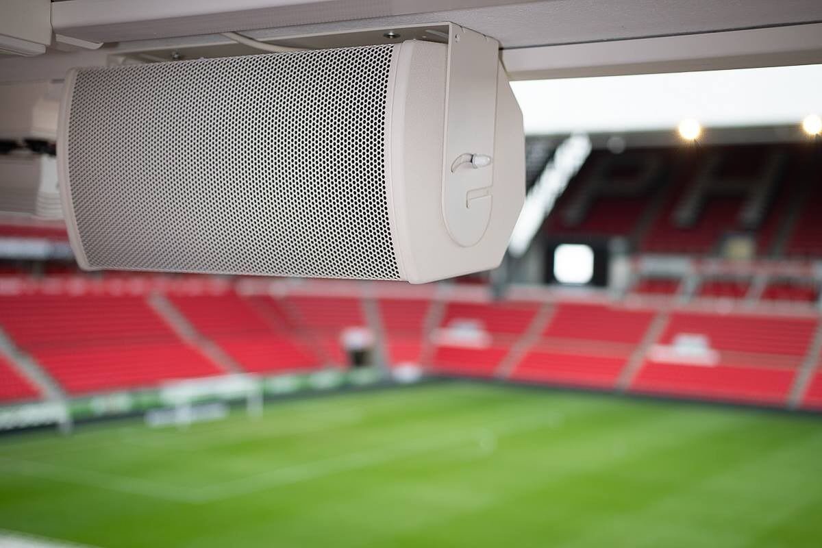 As caixas Bose ArenaMatch Utility são construídas para cobertura de zona e reprodução de música em primeiro plano com altos níveis de SPL, apresentando equilíbrio tonal e inteligibilidade semelhante aos módulos de array ArenaMatch.