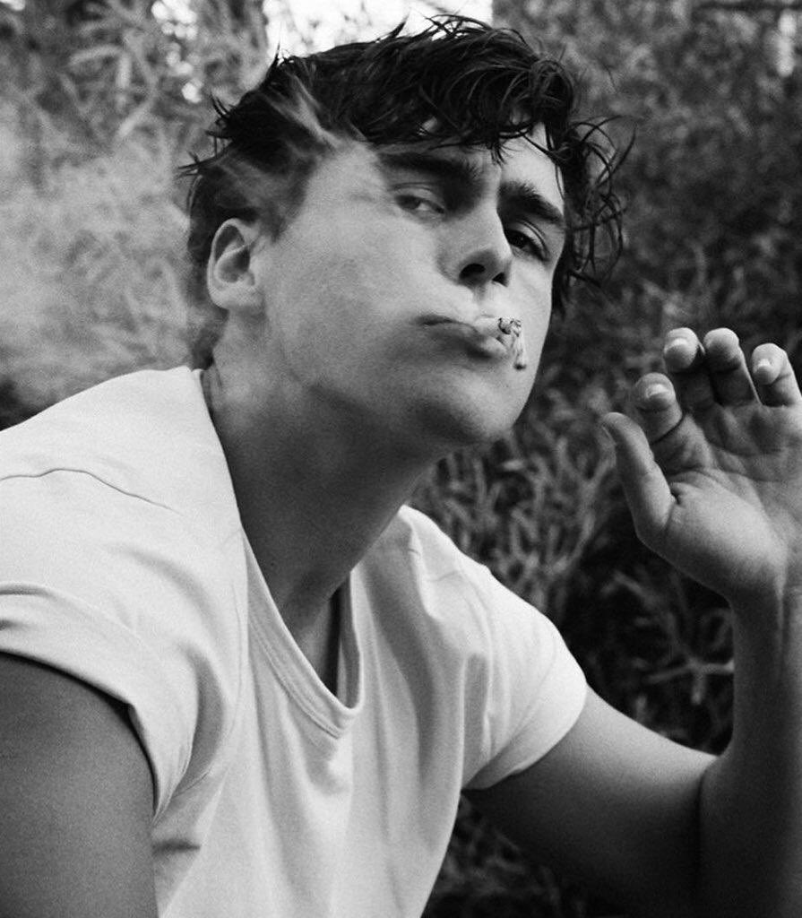 lvestayboy's tweet photo. a thread of charlie gillespie:

 cute as hell                    what the hell https://t.co/M0XKNa0urX