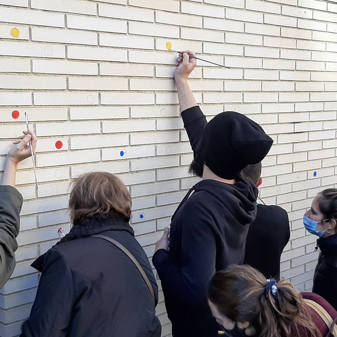 escolaDrassanes's tweet photo. Acabem el 2020 iniciant una obra col•lectiva i viva
UN PUNT DE FUTUR
Inspirant-nos en l'arbre dels desitjos de @yokoono i en #YayoiKusama cobrim un mur amb punts de colors que amaguen un anhel.
L'art, el llenguatge que ens uneix i ens fa més lliures!
#DRASSANART
#Drassamon https://t.co/VvMN5fFI7w