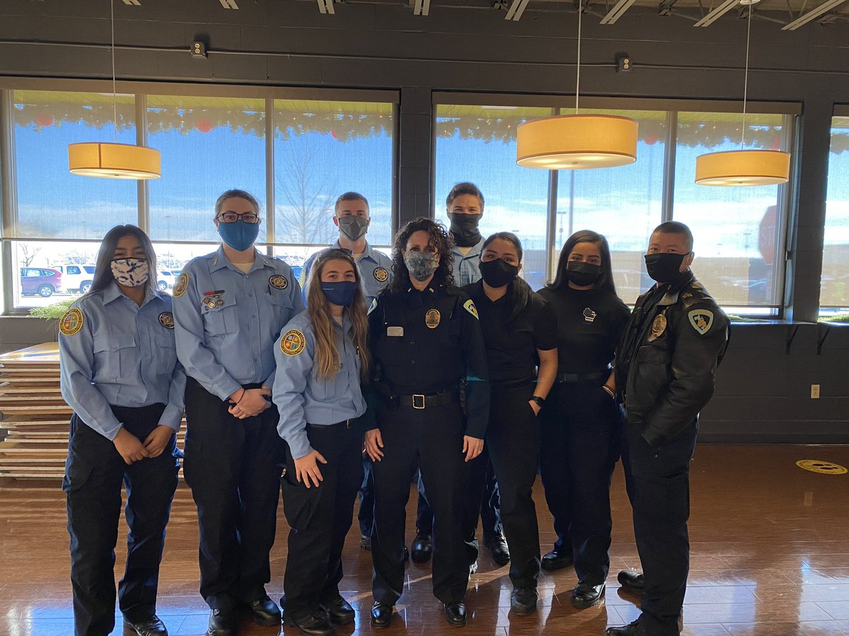madisonpolice's tweet photo. Today, officers shopped and assembled food bags at Metcalfe’s Market and later distributed to over 123 local families!

MPD partnered with MCPF, 100 Black Men of Madison, MPPOA, and Metcalfe's Market to provide area families with free meals for the holidays.  

#MPDCares https://t.co/dxKBmlTxDo