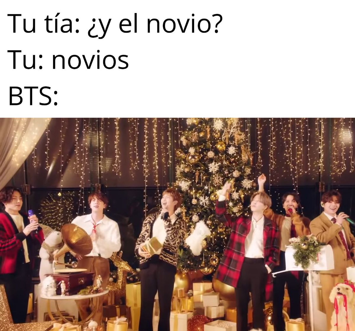 LightsOn_TV's tweet photo. Ya me vi en la cena navideña, presumiendo a #BTS 

#BTSARMY #BTSWorldDomination https://t.co/nj0SQFNlqA