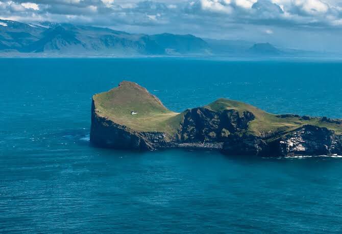 Remote island. Одинокий дом на острове Эллидаэй Исландия. Остров Эдлидаэй в Исландии. Вестманнаэйяр - архипелаг в Исландии. Дом Бьорк в Исландии на острове.