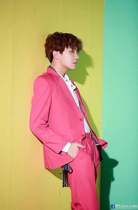 Lololm11's tweet photo. I vote for #JungHoseok of @bts_twt   for #100MostHandsome2020

The effortless beauty 😍 https://t.co/PLxE19J4QX#100MostHandsome2020 https://t.co/YlxbQpX5xm