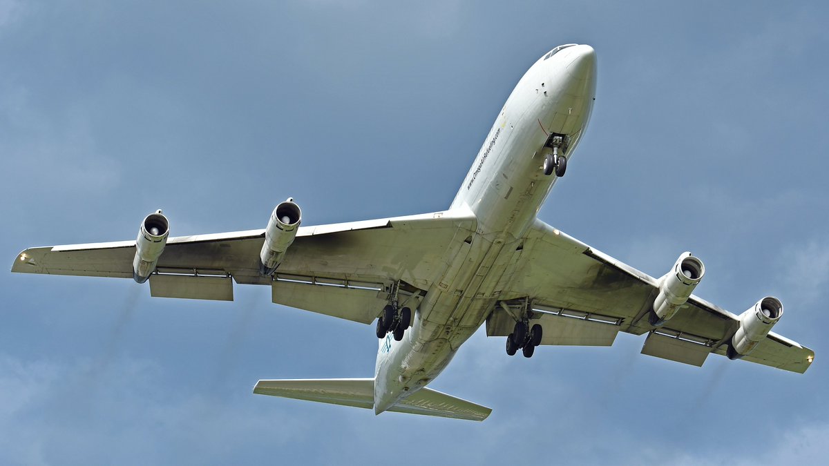 NighthawkCP's tweet photo. @JetTipNet 1) AA 777 departing CLT on 9/19/20.
2) Air Force One arriving RDU on 7/27/20. 
3) MV-22B departing AVL on 11/22/20.
4) Omega 707 arriving RDU on 8/01/20. https://t.co/tNYyPqhwIh