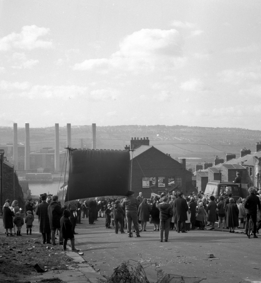 PicsOfNewcastle's tweet photo. Rally in Benwell with Dunston Power Station in the background.

Picture courtesy of Tyne &amp; Wear Archives &amp; Museums.

#newcastleupontyne #history https://t.co/D7cklDoqQv