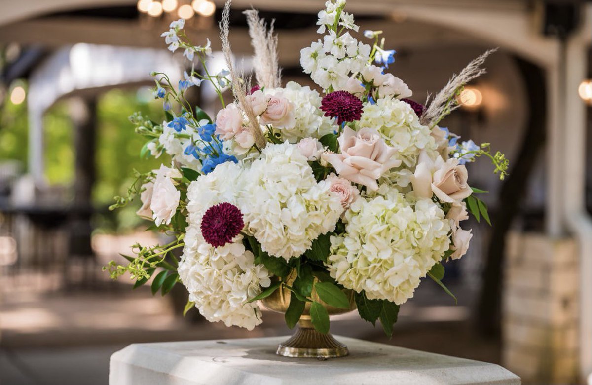 This beauty 😍 was uniquely created by @texas_blooms!
⠀
Jenny at @texas_blooms goes over and beyond to create and deliver! ⠀
⠀
@juanruizphoto 
⠀
#weddingflowers #austinwedd #weddinginspo #aetreventstx #weddingceremony #outdoorceremony #austinwedplanner