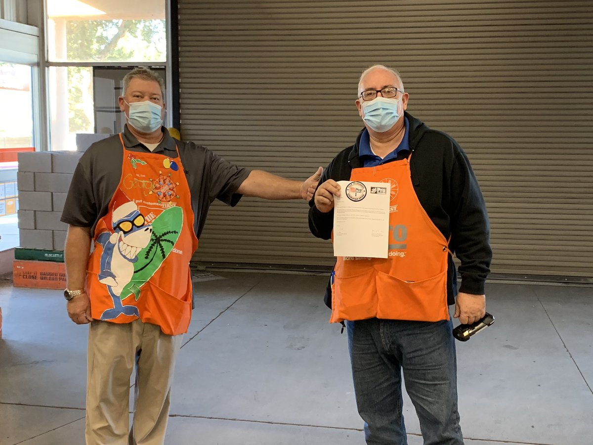 AFilantres's tweet image. SM George Page presenting Pro DS Kevin with a VP Graduation Award for his FIND KNOW GROW skills!!! Thank you for all you do to drive our Pro Business Kevin!!!! 

#D66Proud
#Team473

@DJJKsanchez @D66Celest @GPsharkz @DonHillTHD29 @jamcart37 @kahuna20kahuna @Phil_Goosic