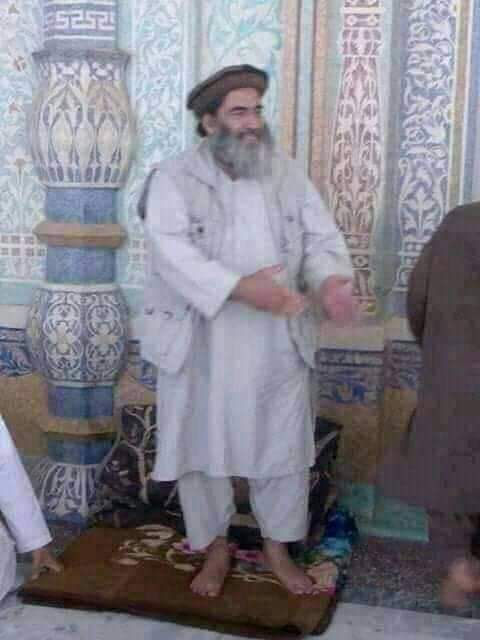 Azizi__9's tweet photo. 💔 که ته راسره نه یې خو یادونه اوخاطرې دې زما د زړه په انګړ کې د اسارت شپې او ورځې تېروي.
استاد محمد یاسر 😥😥 https://t.co/r0XLigmpl3