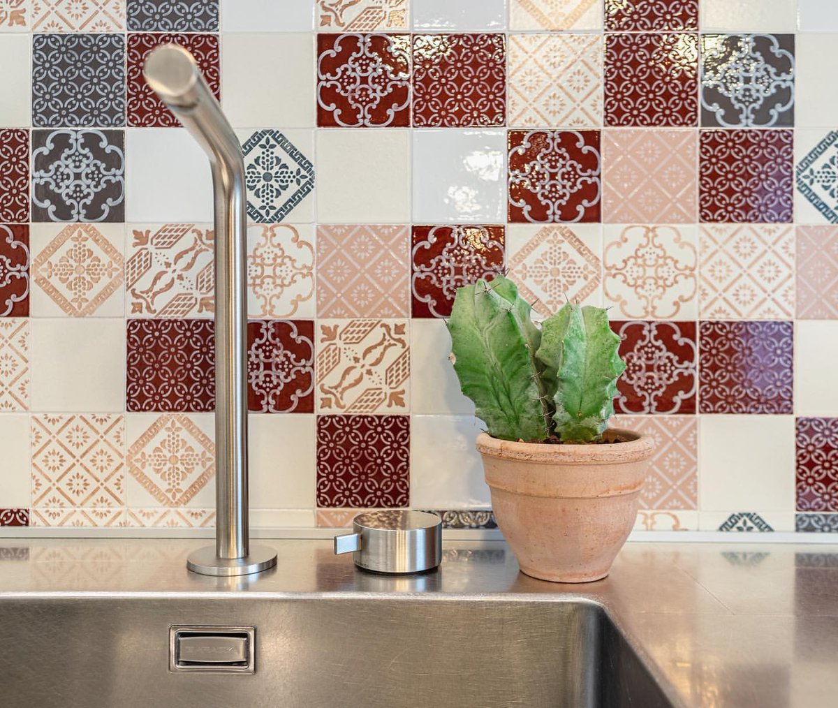 madeamanoitaly's tweet photo. "La bellissima parete in Maioliche di Caltagirone rosate su cui si affaccia la cucina per showcooking di Casa Lago. Dipinte a mano con maestria e combinate tra loro con pattern accattivanti, le piastrelle #Madeterraneo sono...
#madeamano #casalagomilano #lagodesign #design https://t.co/aMGIx3YVyp