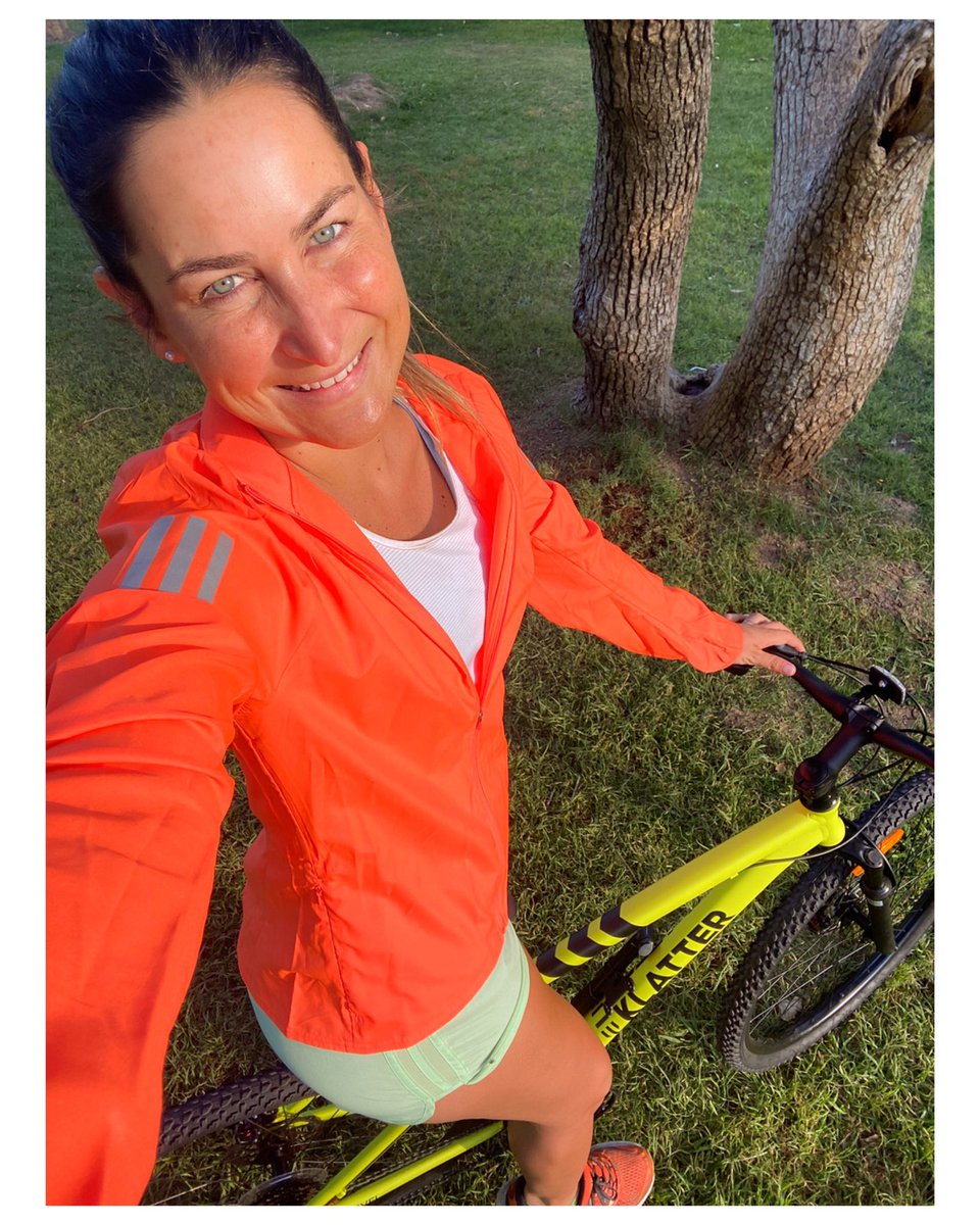 Tarde de #bici para recibir al #verano ☀️🚲❤️
.
<a href="/ClubQuonam/">Club Quonam</a>  @adidasAR