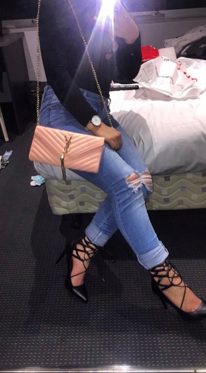 SheAMindFucker's tweet photo. Dépêche toi de venir ramper a mes pieds prêt a raquer et servir ta Reine algérienne que je t’écrase les couilles avec mes talons 😈🖕🏽 

#findom #femdom #paypig #moneymiss #moneyslave #domina #soumis #larbin #pigeon #feetslave https://t.co/fk4rkegipZ