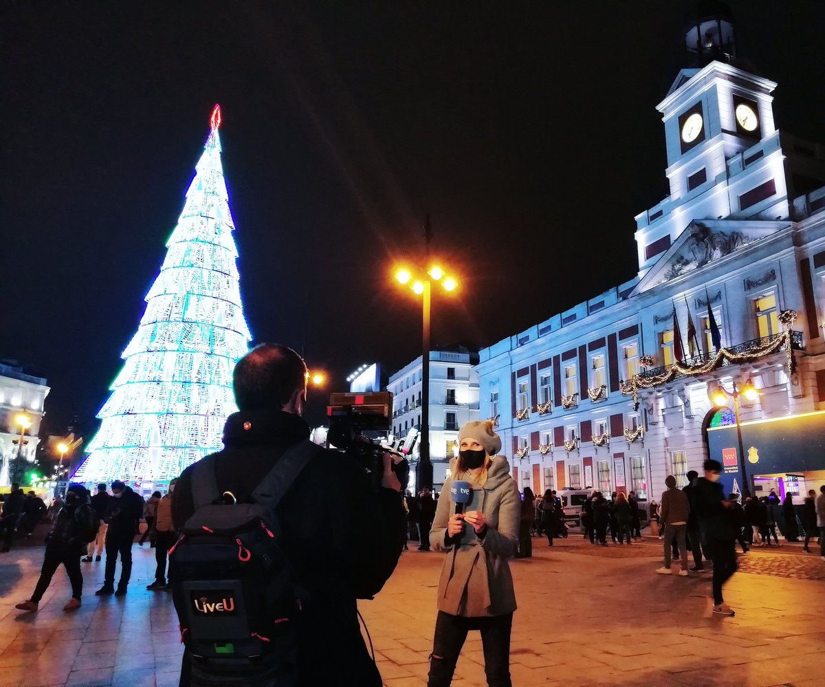 AnaPradaTv's tweet photo. 21 de diciembre y sus directos bonitos de Navidad! #reporteros #navidad #ColasDeLaSuerte #edirecto #LoteríaDeNavidad 🎄🎆✨🎀 https://t.co/3kqPUbs9mT