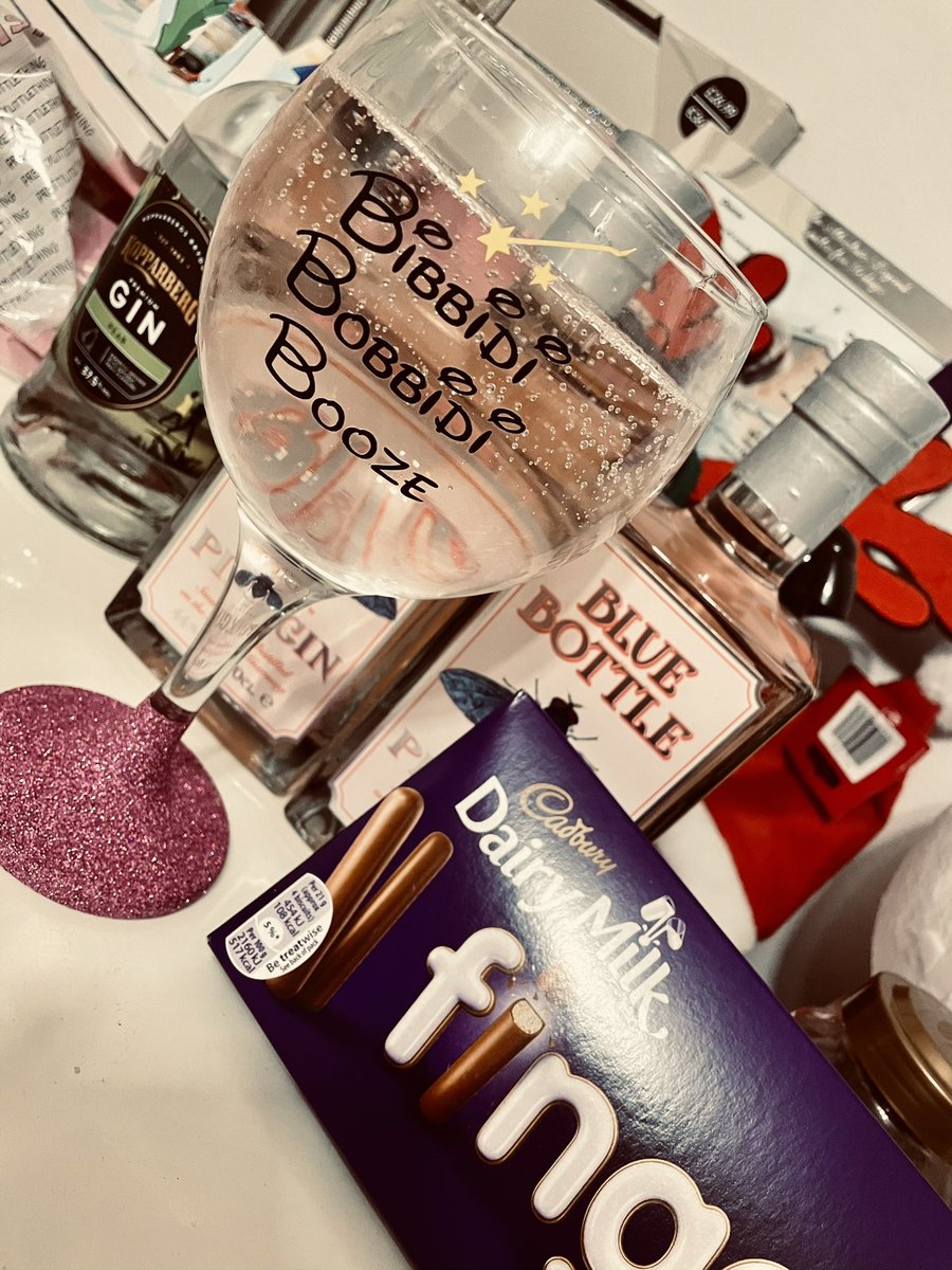 dionnejones_'s tweet photo. At times like this we all need some good news... well I passed my portfolio!! 🎉💚 One step closer to my dream & one step closer to those crisp new epaulettes! Finally something good to come out of 2020! Celebratory gin time! 🚑 #onestepatatime #ecsw #apprentice #ambulance #nhs https://t.co/N7jTPlUlHr