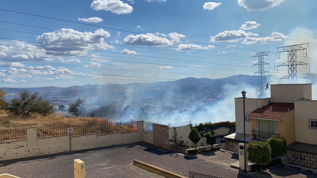 lopezmario31's tweet photo. #INCENDIO
Urge apoyo de @PCPueblaCapital y @BOMBEROSPUEBLA matorrales en zona La Calera Y Lomas de San Miguel atrás de Club Britania https://t.co/im2rCb3paM