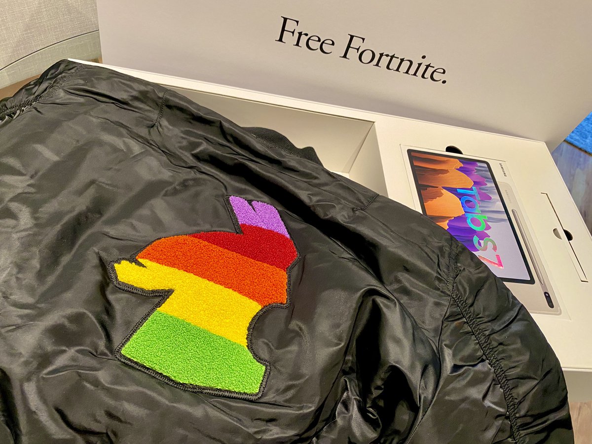 Epic Games разослала блогерам посылки «Free Fortnite» в белых коробках как у Apple — внутри куртка и Galaxy Tab S7