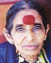 Tilak Dharan - Kumkum Kumkum should be adorned by both genders without any doubts. Kumkum has a special role in activating the Āgna Chakra. The right spot to apply Kumkum is space between the eyebrows known as Trikuti sthaana. This spot is one of the 3 psychic knots