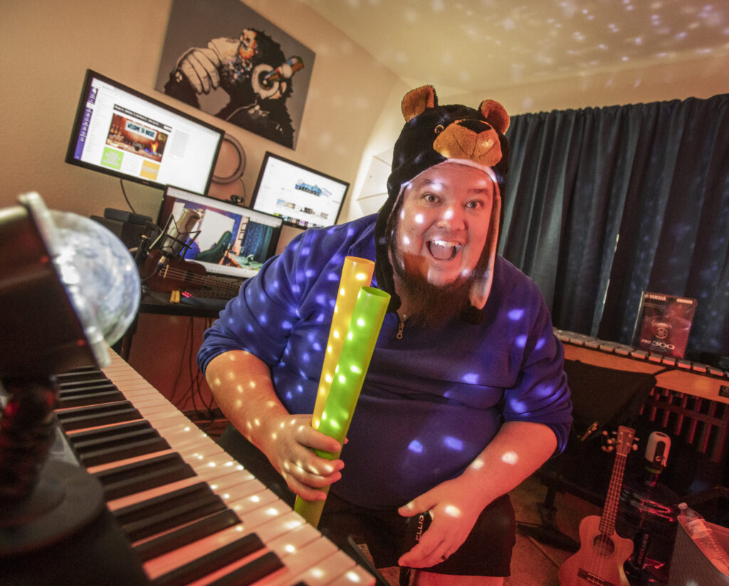 Clark County music teacher Tyler Swick used HIS OWN MONEY to buy his students each an egg shaker, pair of drumsticks &amp; juggling scarves to use for Zoom classes.

“I always thought specials were what save kids from hating school,” he says.

<a href="/JackieValley/">Jackie Valley</a>:

thenevadaindependent.com/article/music-…