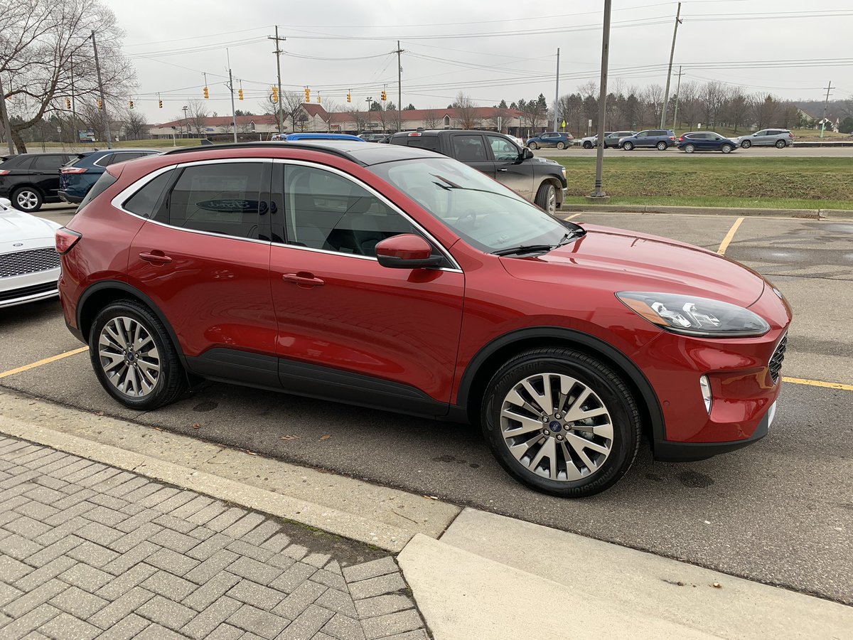 JeremyBondy's tweet photo. Picked up the new Escape today 😁Merry Christmas to me! 🎄🚗
#FordEscape @Ford @BriarwoodFord https://t.co/2nObNrGIXb