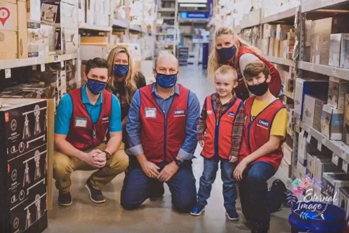 JoeMcFarland_'s tweet image. This month's emotional connection story almost had @BoltzBill reaching for the tissues. Big shout out to Store 422 in Springfield, MO for going the extra mile to make a young customer's day. He was named an honorary associate and received some great gifts. Fantastic work, team!