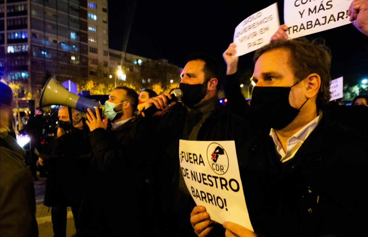 JGarrigaDomenec's tweet photo. Frente a los cortes diarios de la Meridiana que alaban golpistas, perjudican vecinos y comerciantes y generan costosos gastos de seguridad...
@vox_barcelona con los vecinos que quieren trabajar y moverse en libertad.
#stopCDR
#Meridiana libertad!
#VoxExtremaNecesidad https://t.co/aovfdBSiLO