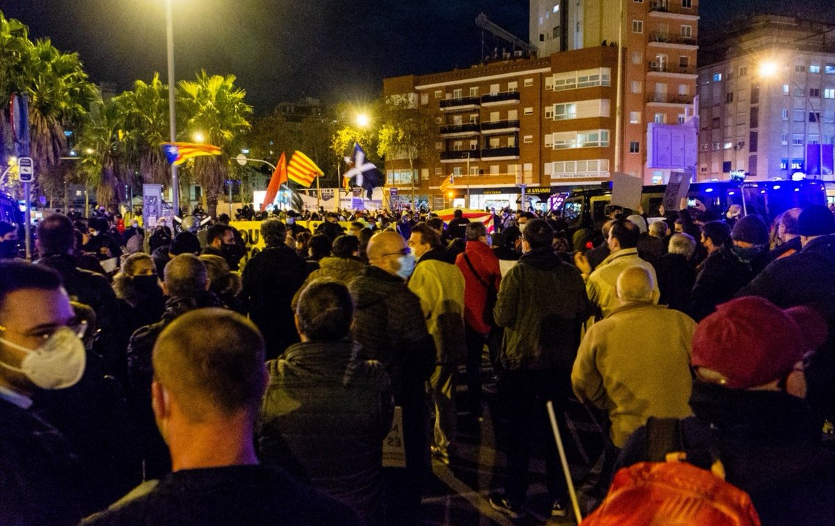 JGarrigaDomenec's tweet photo. Frente a los cortes diarios de la Meridiana que alaban golpistas, perjudican vecinos y comerciantes y generan costosos gastos de seguridad...
@vox_barcelona con los vecinos que quieren trabajar y moverse en libertad.
#stopCDR
#Meridiana libertad!
#VoxExtremaNecesidad https://t.co/aovfdBSiLO