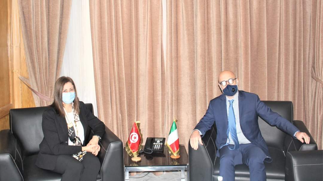 mfpglcc's tweet photo. 🇹🇳🇮🇹
استقبلت صباح اليوم الاثنين 21 ديسمبر 2020، الوزيرة لدى رئيس الحكومة المكلفة بالوظيفة العمومية، السيدة حسناء بن سليمان، سعادة سفير إيطاليا بتونس السيد "لورانزو فانارا" Lorenzo Fanara. https://t.co/Fbh54BF6pw