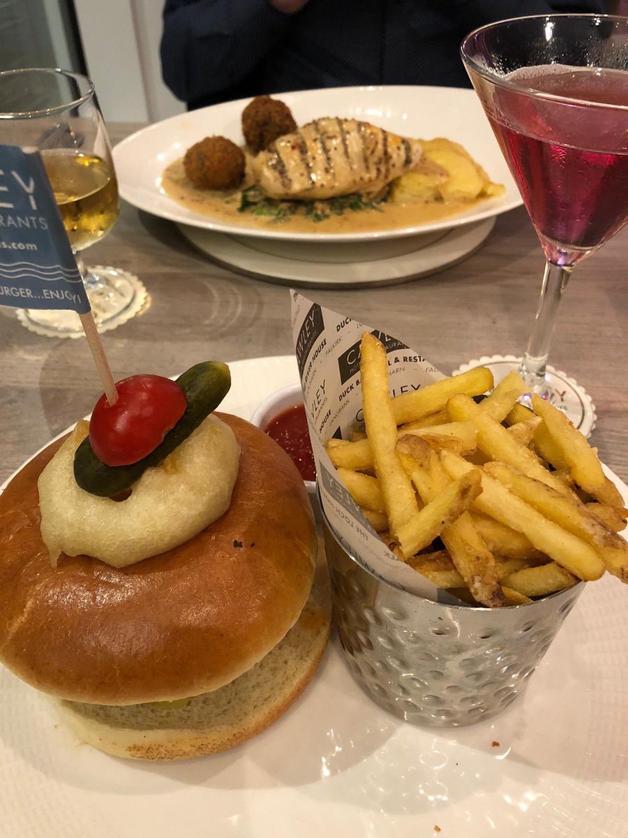RateOurGrub's tweet photo. We thoroughly enjoyed a 3 course meal at @DuckBayMarina #NaughtyList 🦆🎄 
We had the halloumi &amp; chicken tempura to start 🤤 For mains we had the Roast breast of chicken served with Haggis bon bons, 👏🏽 &amp; a prime steak burger 🍔 followed by sticky toffee pudding😍. We give it 9/10 https://t.co/EejPSbJgrF