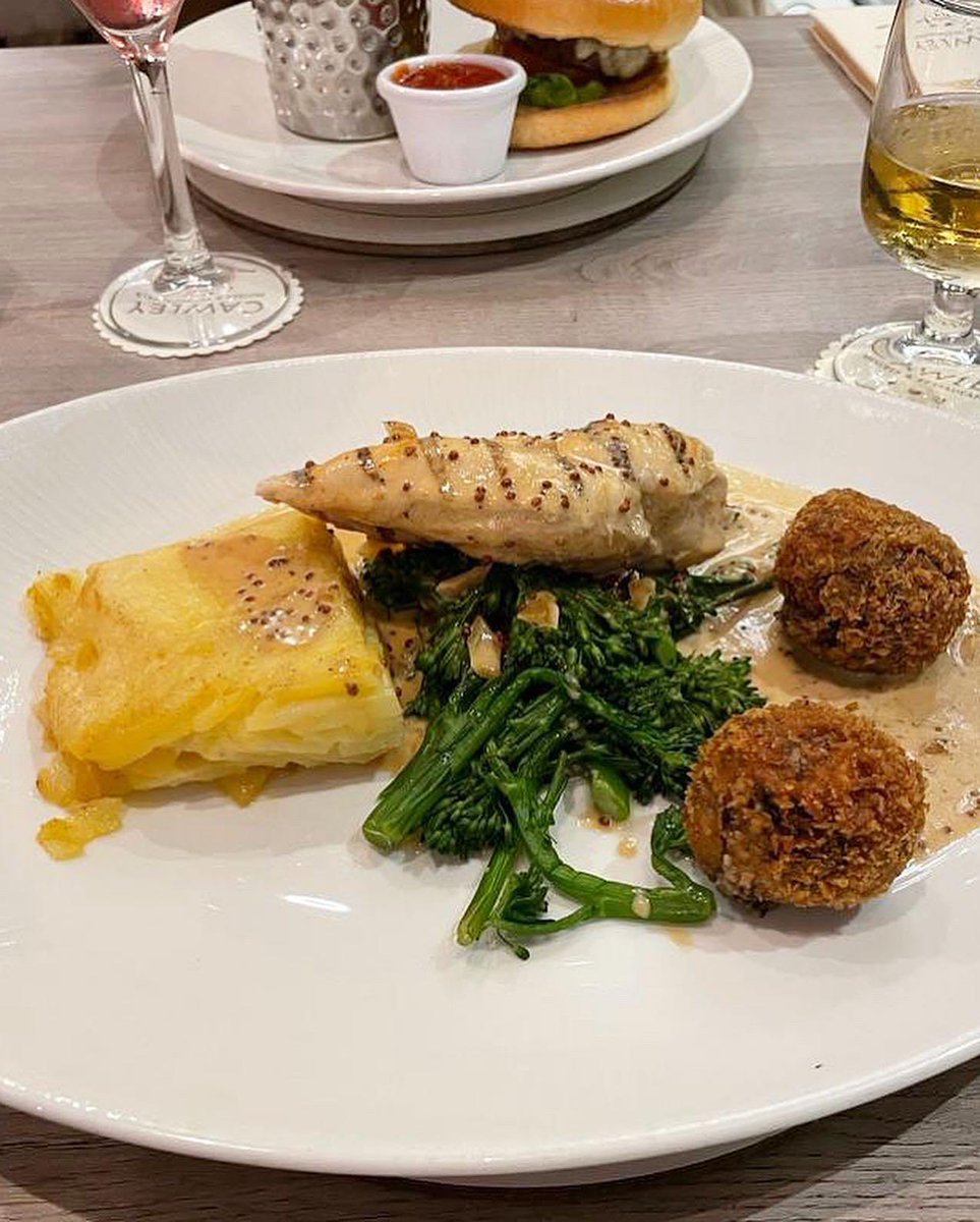 RateOurGrub's tweet photo. We thoroughly enjoyed a 3 course meal at @DuckBayMarina #NaughtyList 🦆🎄 
We had the halloumi &amp; chicken tempura to start 🤤 For mains we had the Roast breast of chicken served with Haggis bon bons, 👏🏽 &amp; a prime steak burger 🍔 followed by sticky toffee pudding😍. We give it 9/10 https://t.co/EejPSbJgrF