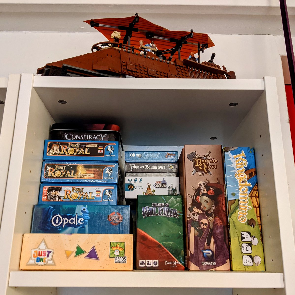 Reducing my collection to around 100 games means I can now fit my small box games on a single shelf, next to my 5 x 5 Kallax. See anything you like? 😁
#boardgames