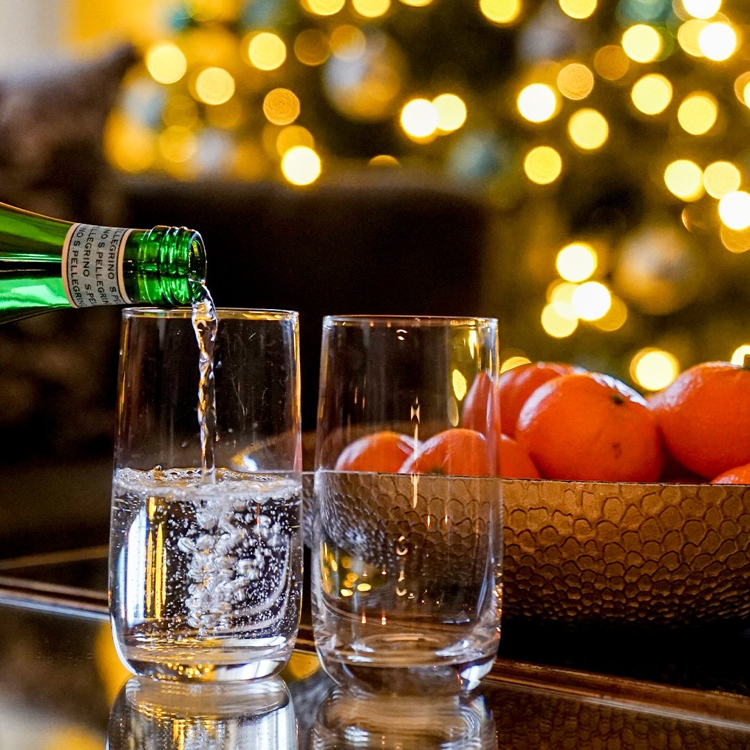 Christmas at the Loden Day 9: 
Christmas lights on winter nights. After a nice evening out, enjoy a glass of sparkling water and a healthy snack on us. 

#lodenhotel #vancouver #yvr #christmas #festiveseason #coalharbour #canadahotel #boutiquehotel